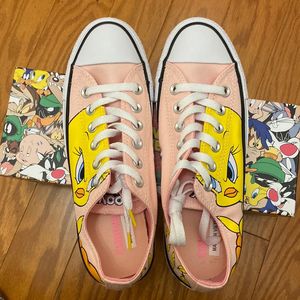 Brand New Converse limited edition with Looney Tunes sneakers. (Unisex)